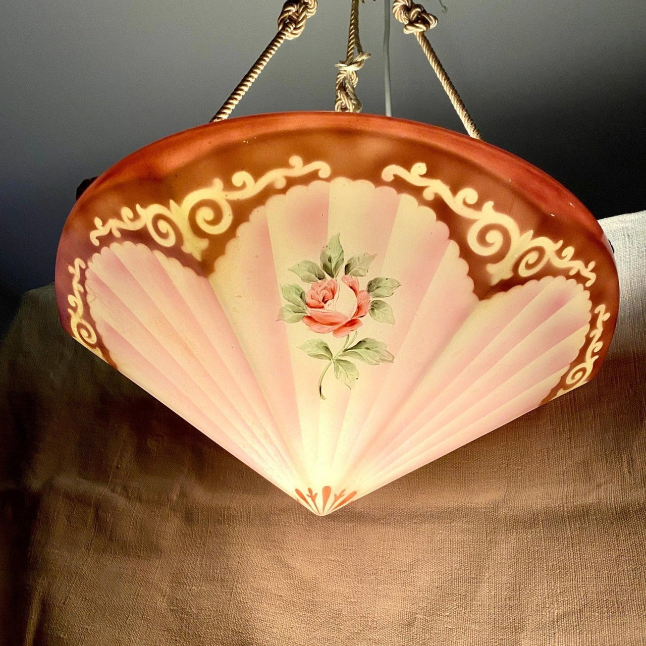 Art Deco Pendelleuchte Lampe Antik Opalglas handbemalt Spritzdekor, um 1930