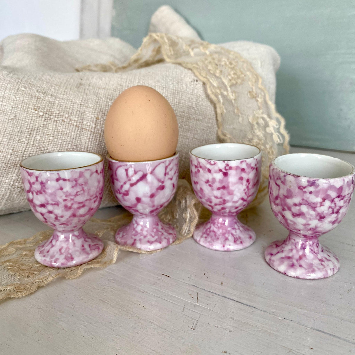 Eierbecher Porzellan Antik 19. Jh. Rosa Marmordekor, 4er-Set
