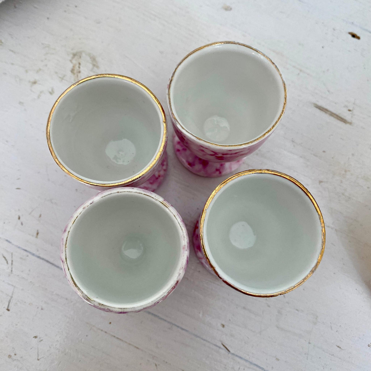Eierbecher Porzellan Antik 19. Jh. Rosa Marmordekor, 4er-Set