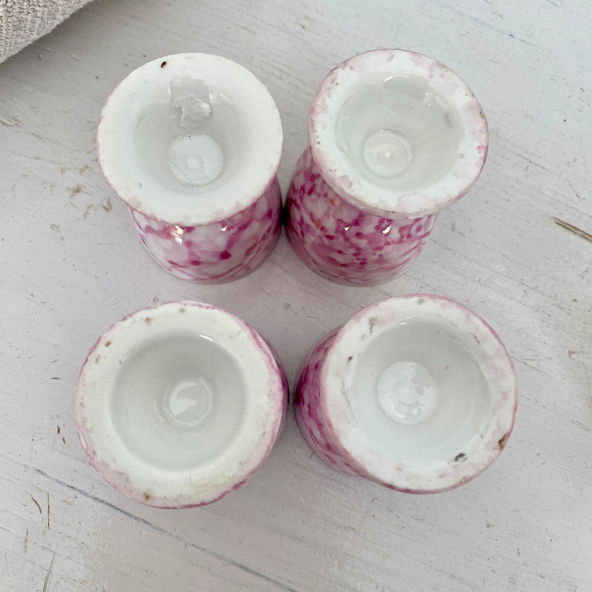 Eierbecher Porzellan Antik 19. Jh. Rosa Marmordekor, 4er-Set