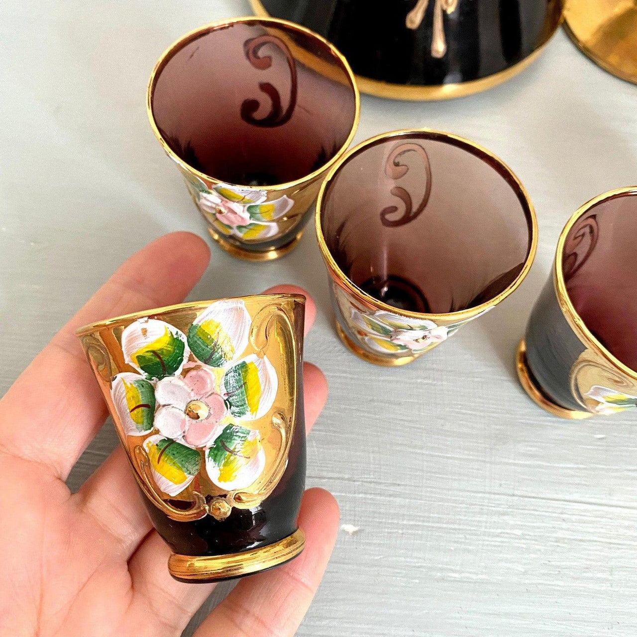 Likörset Murano Glas Tre Fuochi Rubinrot 24kt Gold Emaille Blumen 8-teilig Vintage 60er