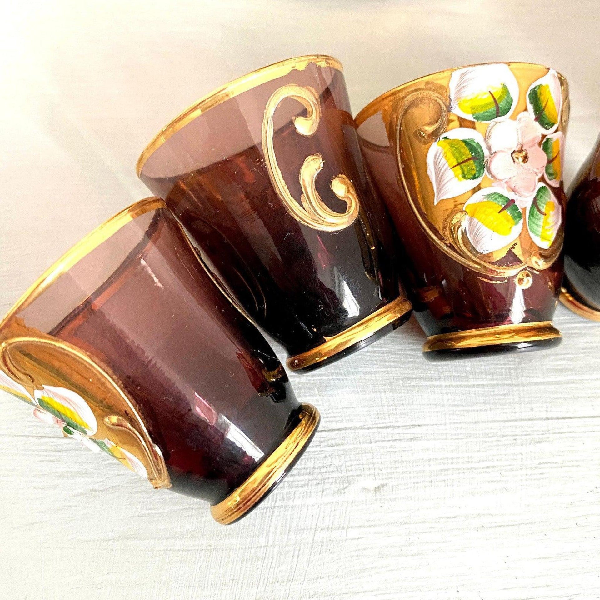 Likörset Murano Glas Tre Fuochi Rubinrot 24kt Gold Emaille Blumen 8-teilig Vintage 60er