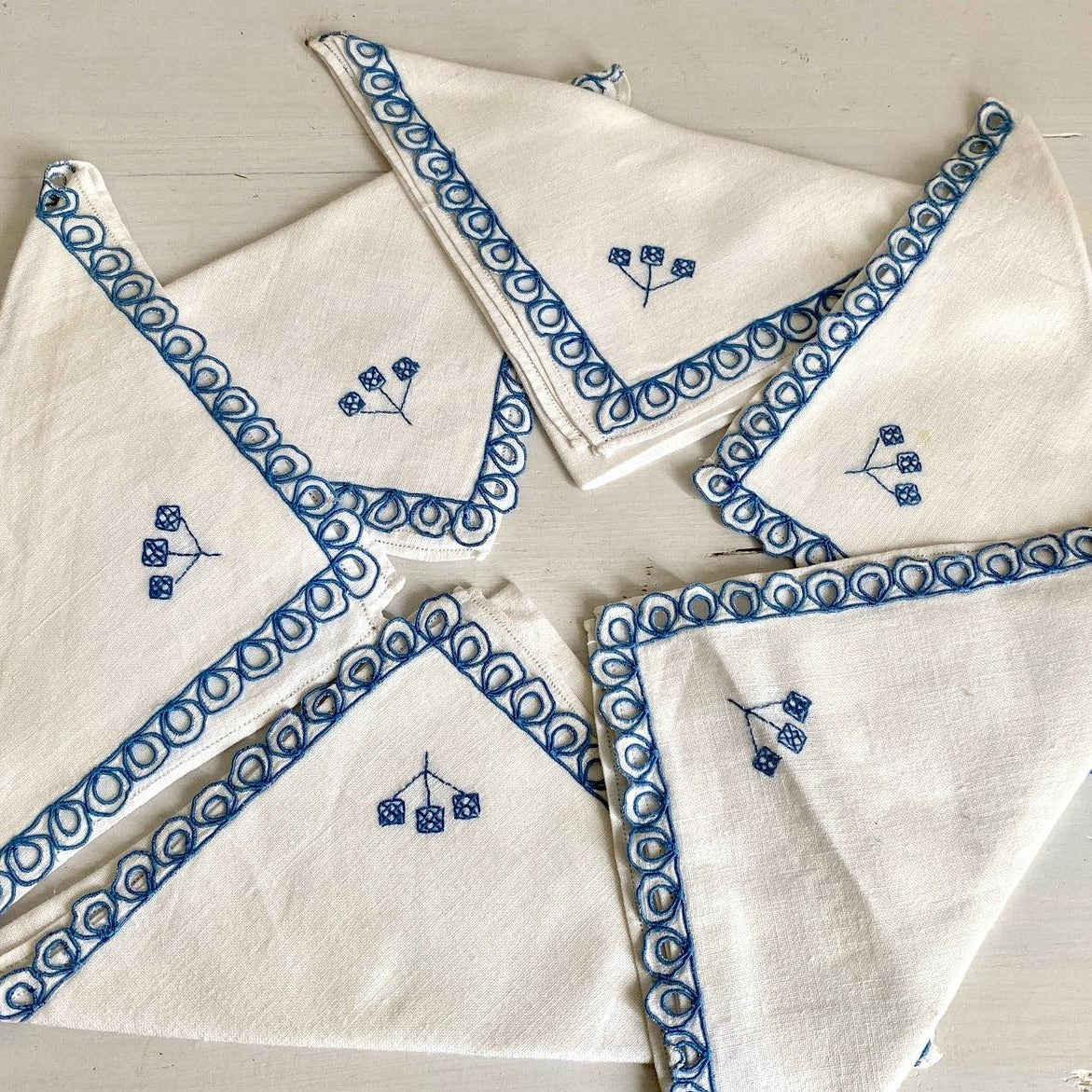 Vintage hand embroidered napkin set blue white open work, 1940s-Sweet Antik