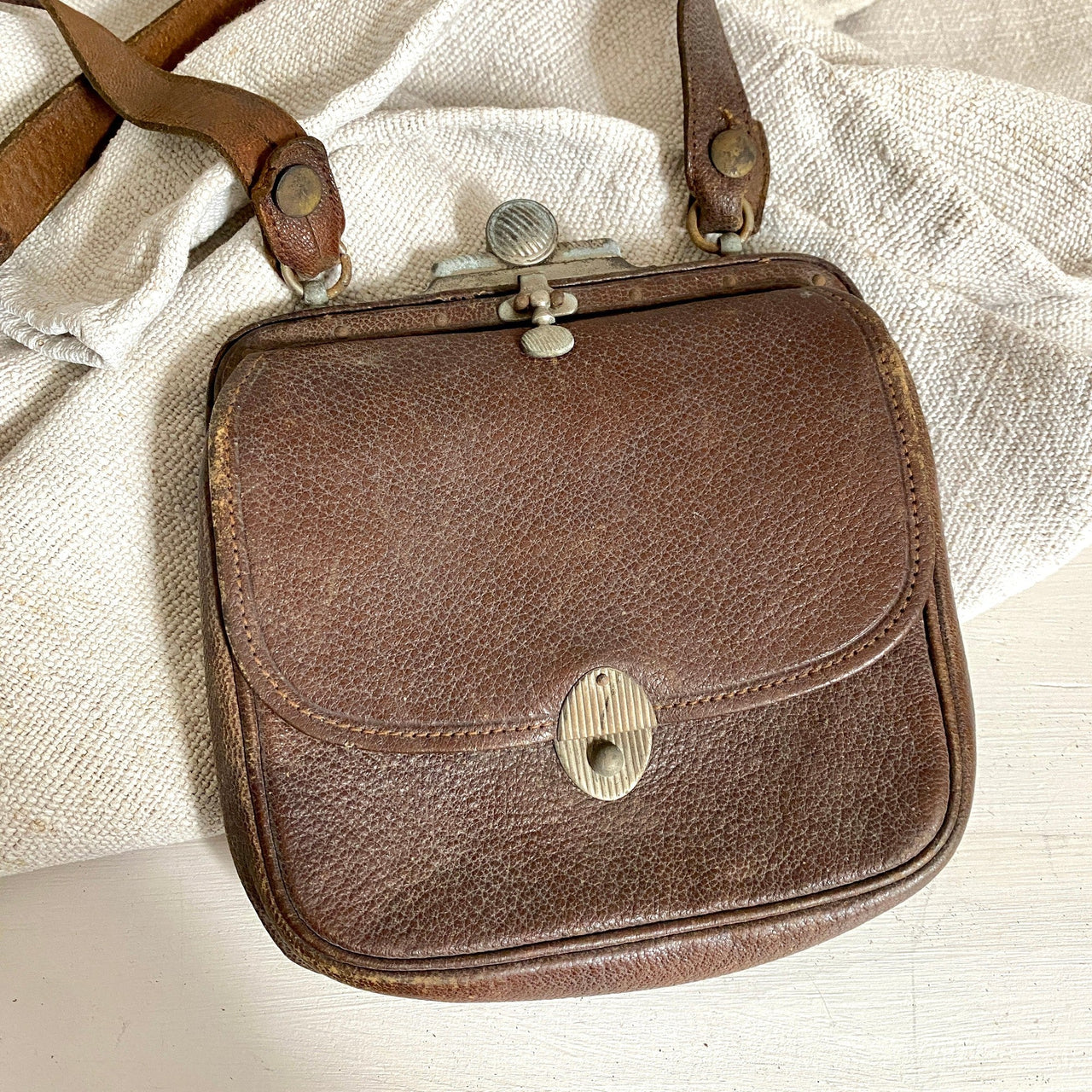 antique leather saddle bag with key-Sweet Antik