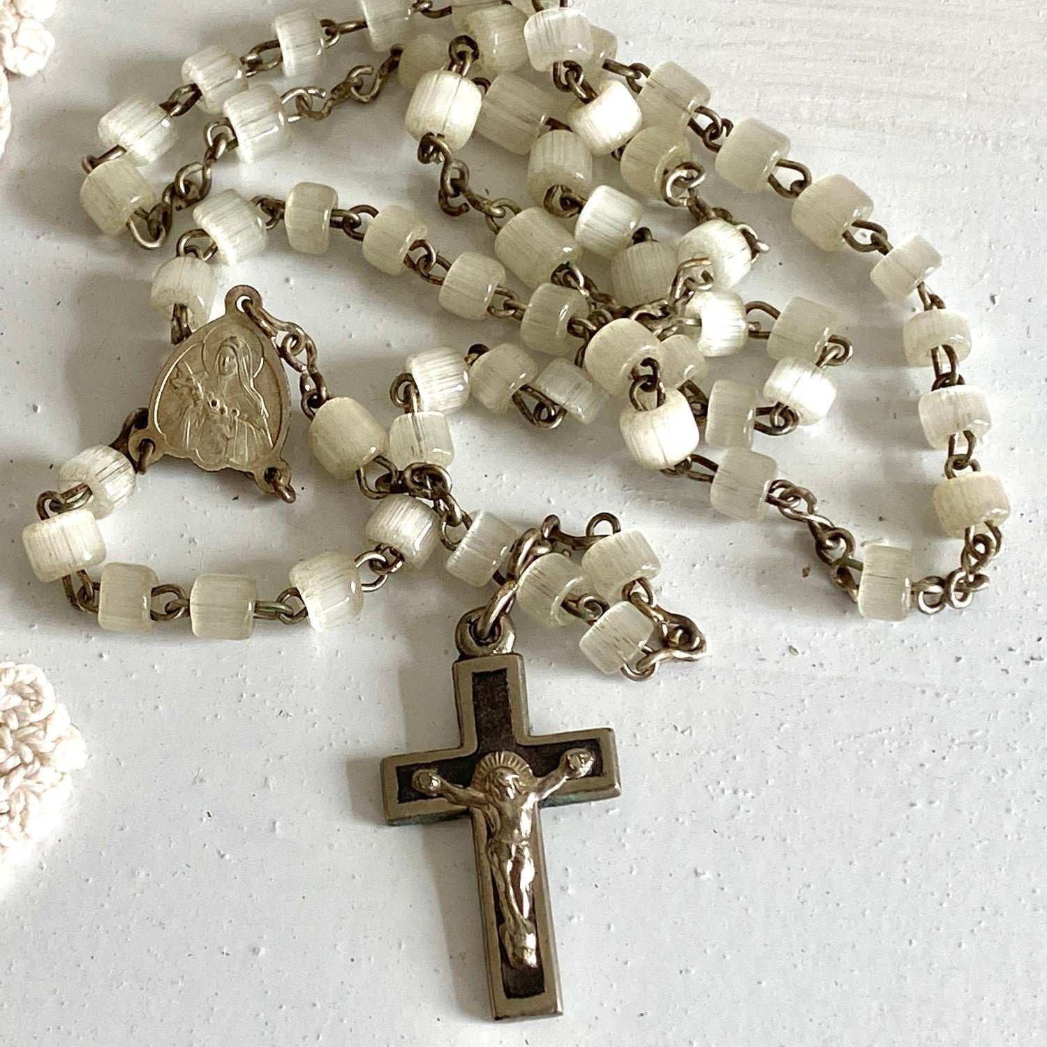 Antique rosary St. Therese de Lisieux of white glass beads-original-vintage-Sweet Antik