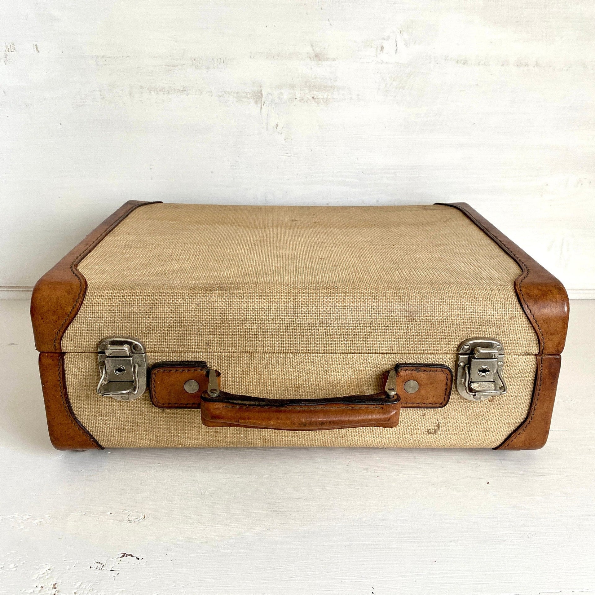 vintage-1950s picnic suitcase in leather and canvas, with accessories for two-Sweet Antik