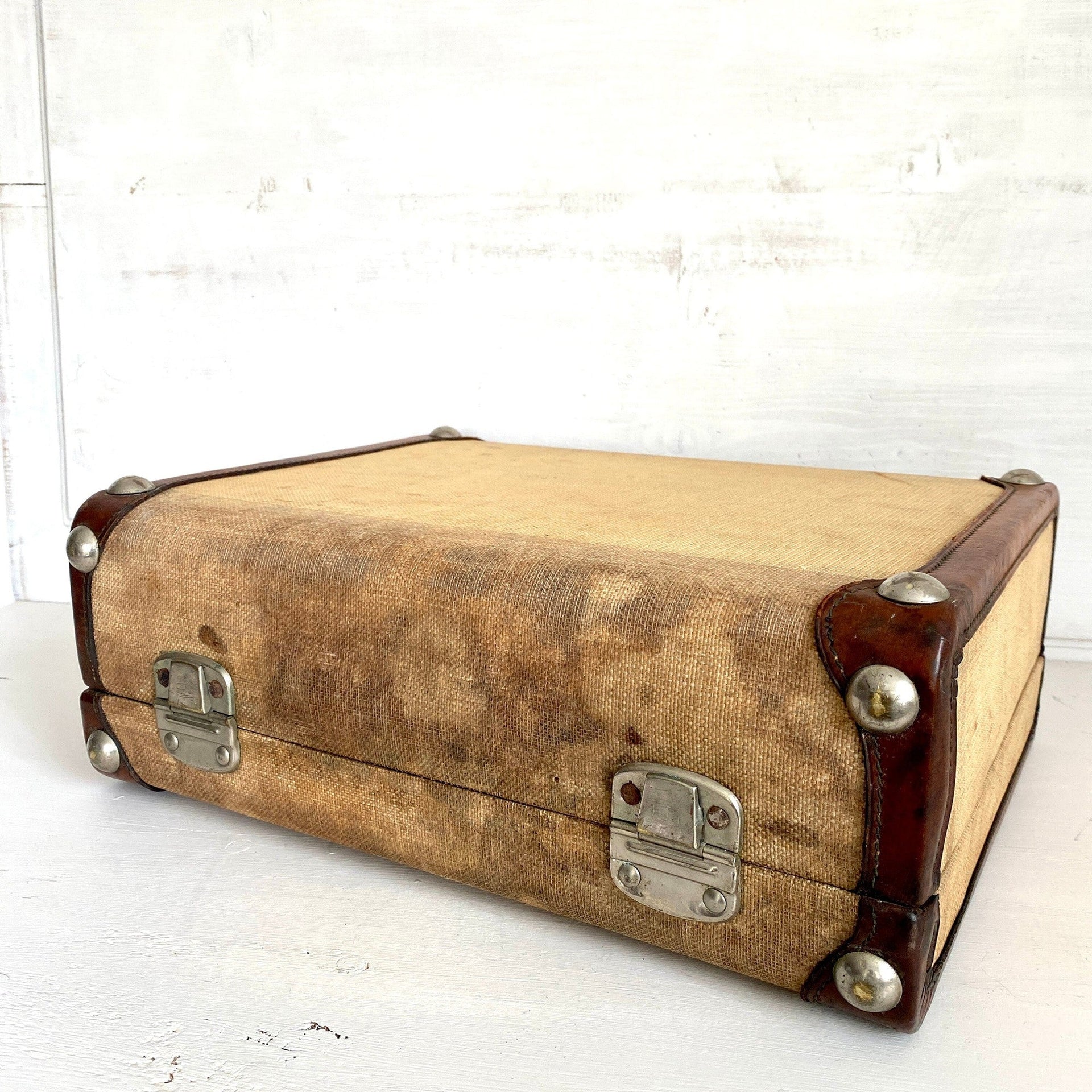 vintage-1950s picnic suitcase in leather and canvas, with accessories for two-Sweet Antik