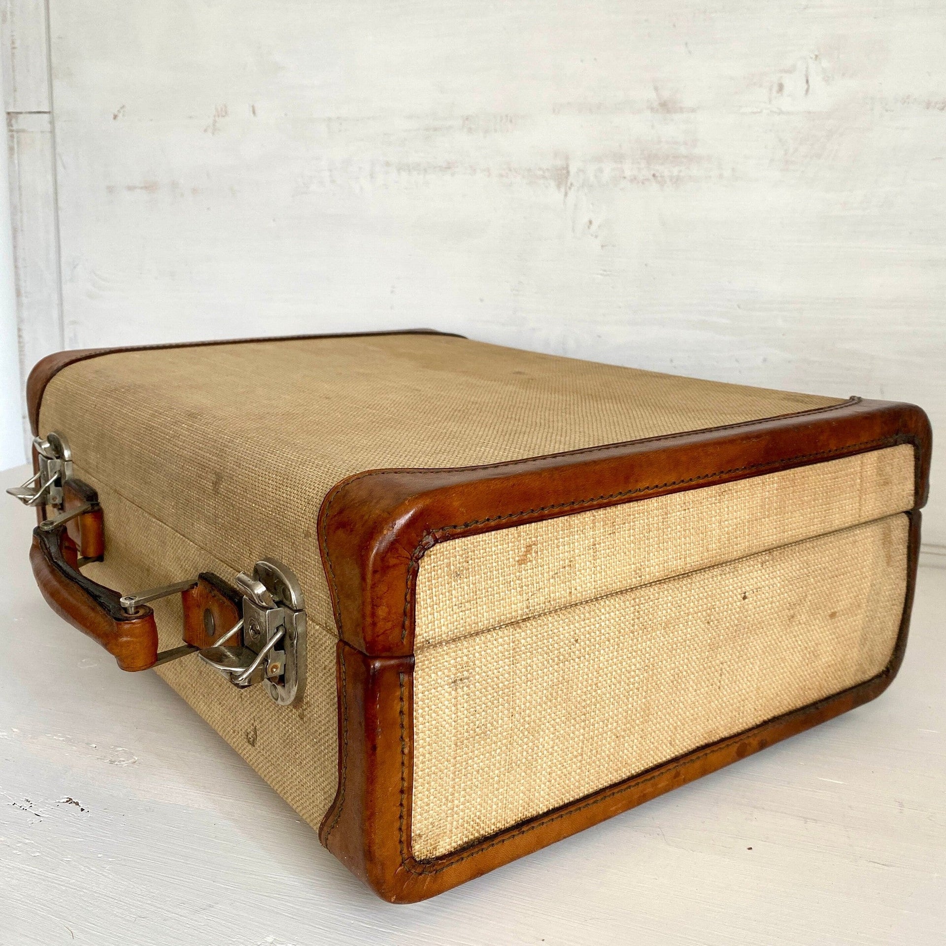 vintage-1950s picnic suitcase in leather and canvas, with accessories for two-Sweet Antik