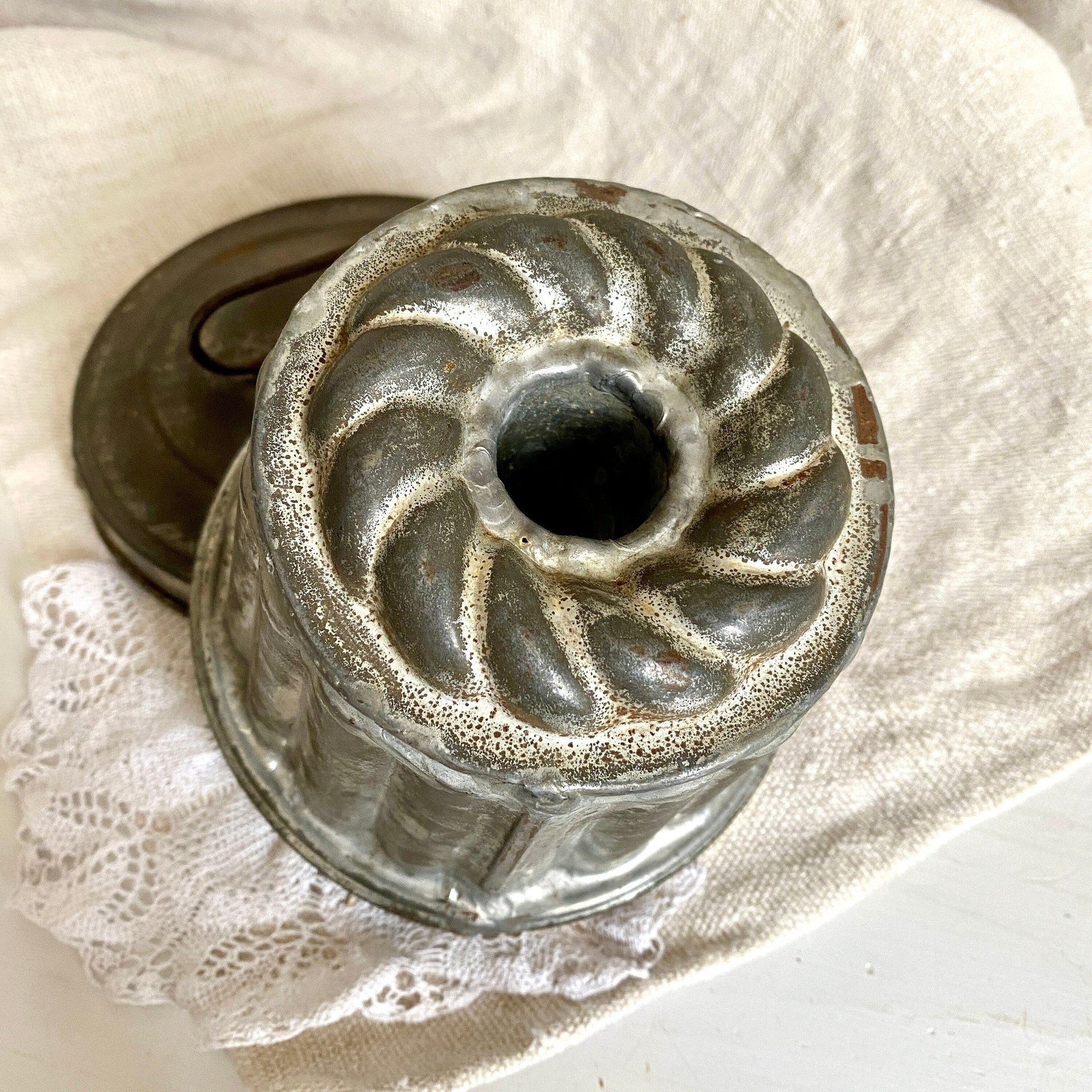 vintage-Antique pudding tin mold with lid 1900s Victorian kitchen decor-Sweet Antik