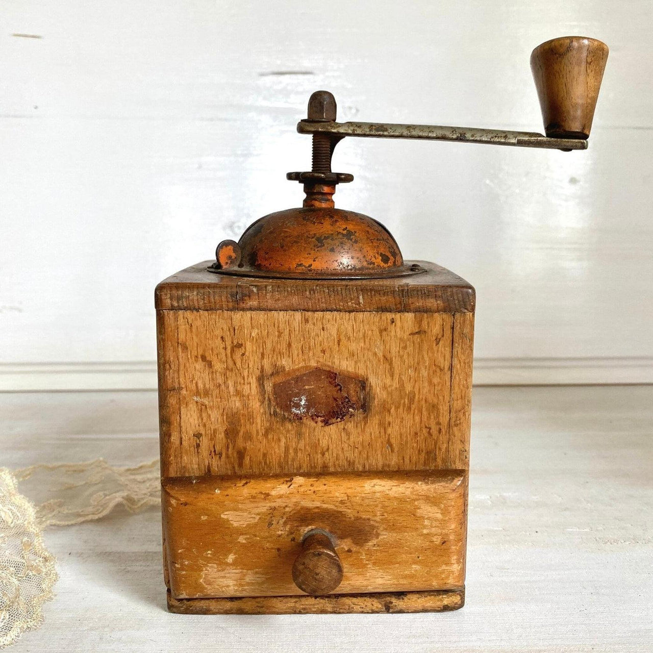 Antike Kaffeemühle aus Holz