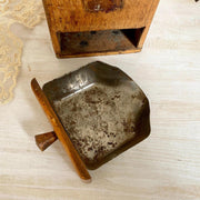 Antike Kaffeemühle aus Holz