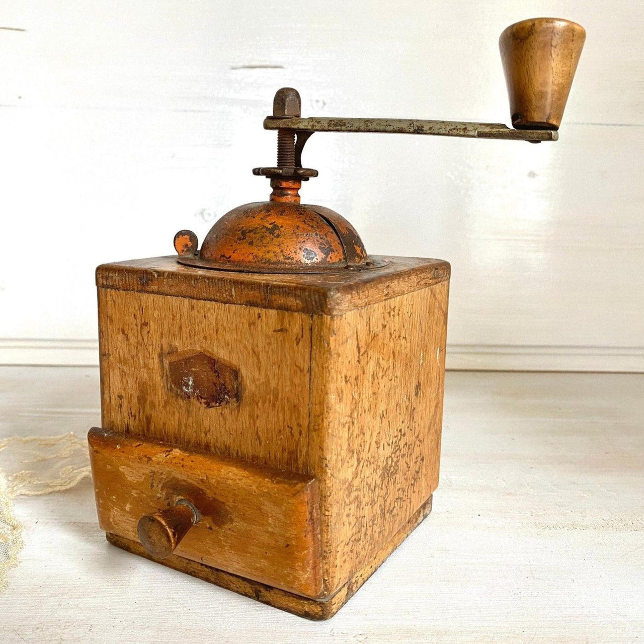 Antike Kaffeemühle aus Holz