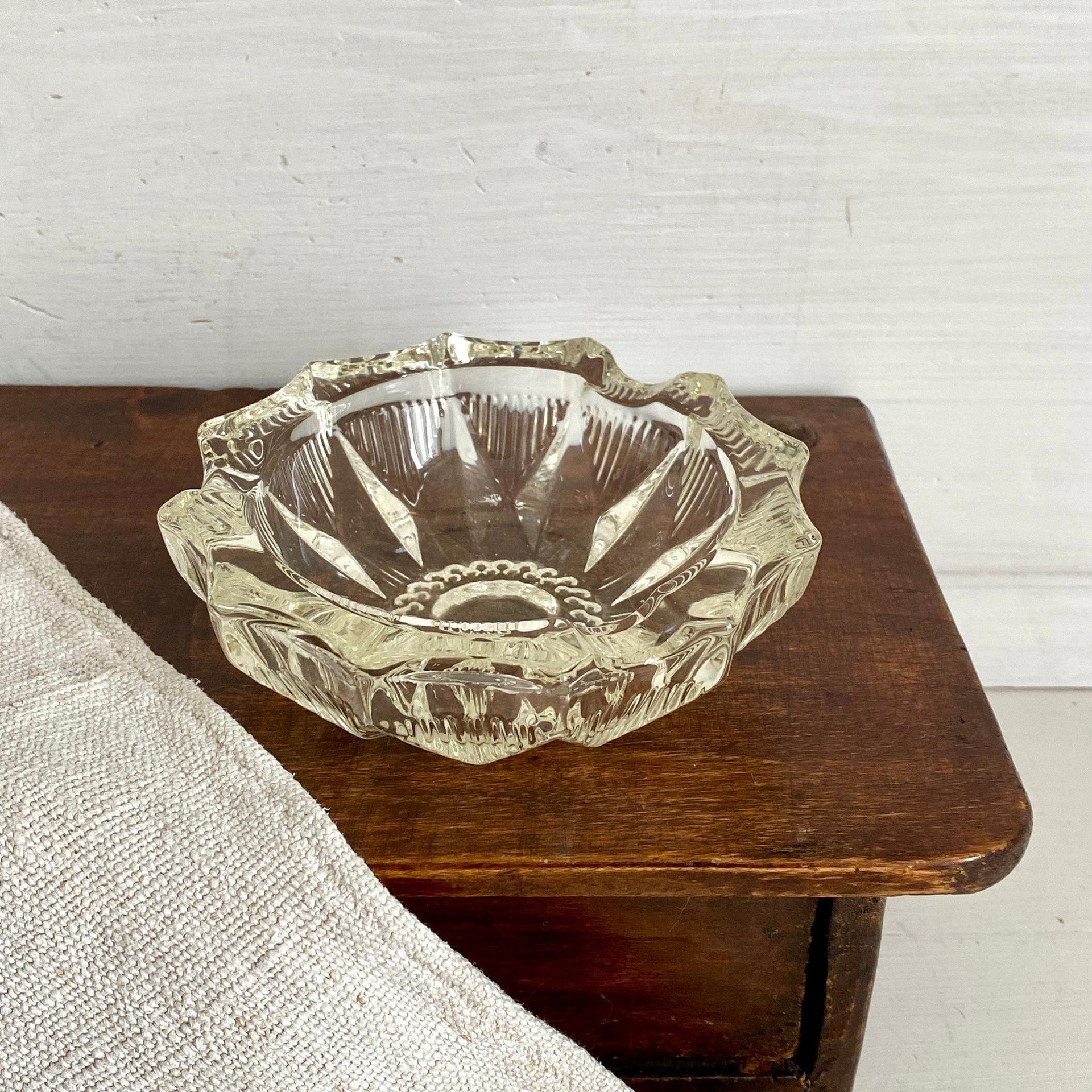 Vintage pressed glass ashtray round-Sweet Antik
