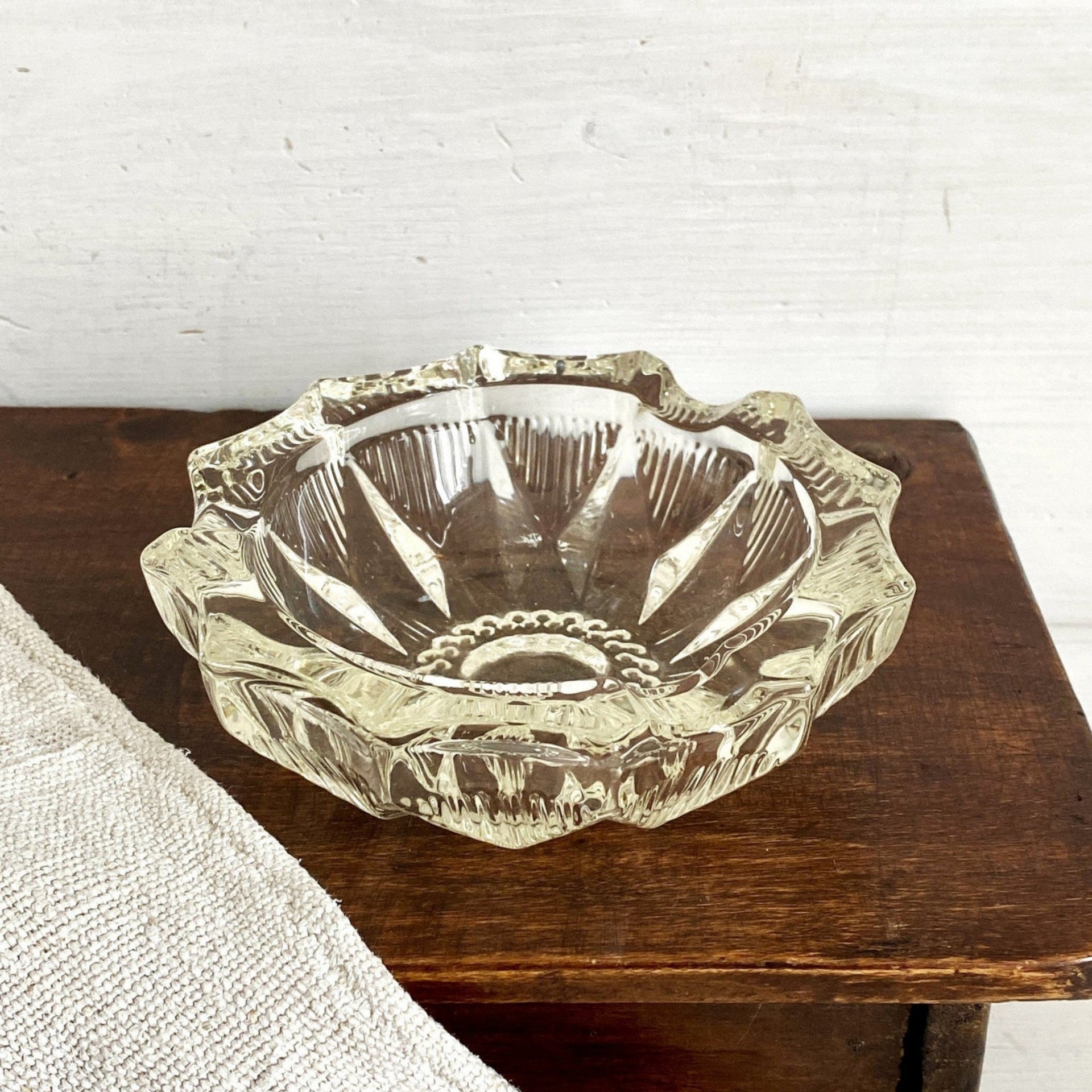 Vintage pressed glass ashtray round-Sweet Antik