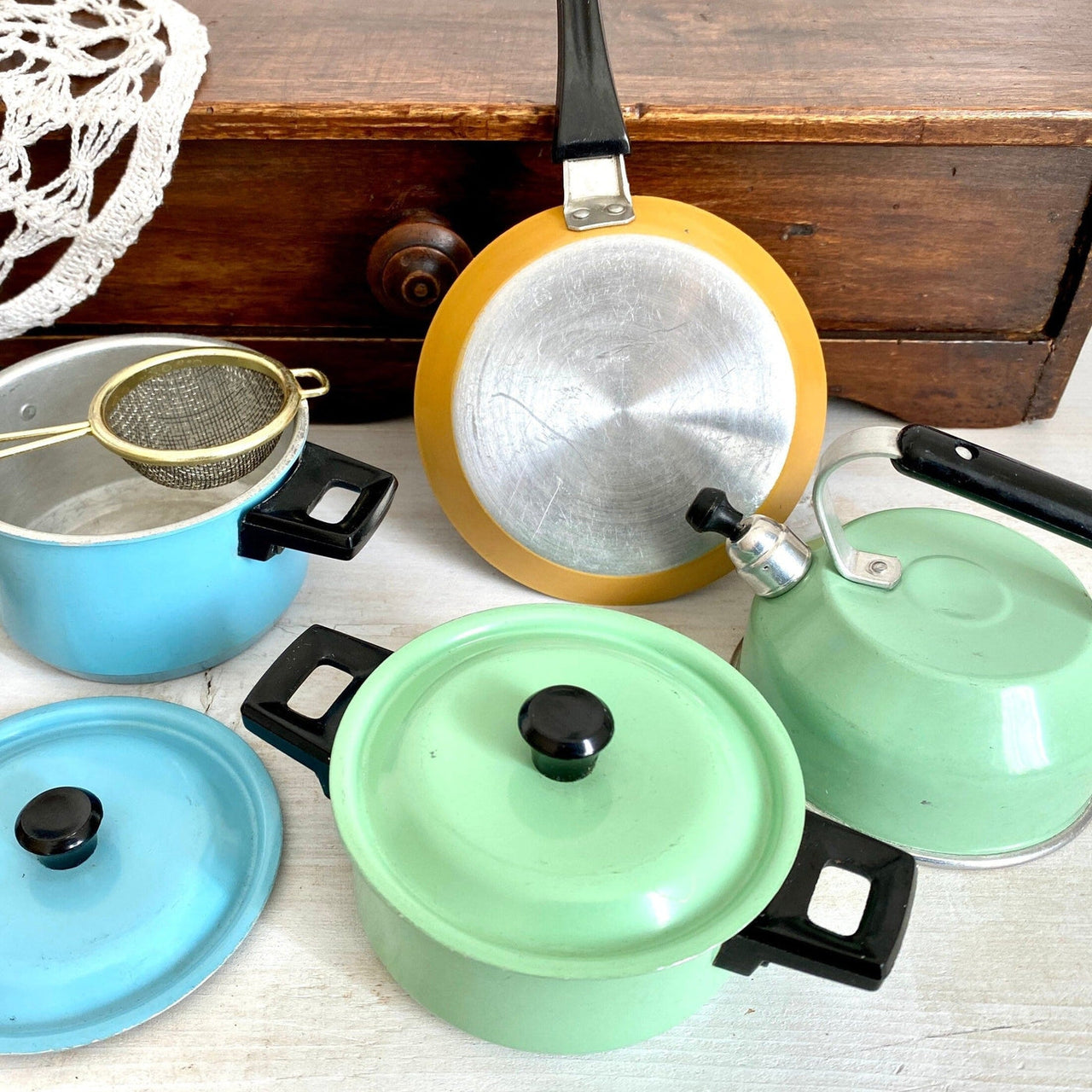 Enamel cooking toys set aluminum pots and pans 1960s-vintage-kitchen toys-SweetAntik